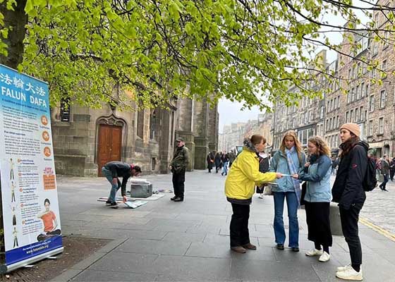 Image for article Les pratiquants d’Écosse ont célébré la Journée mondiale du Falun Dafa à Edimbourg