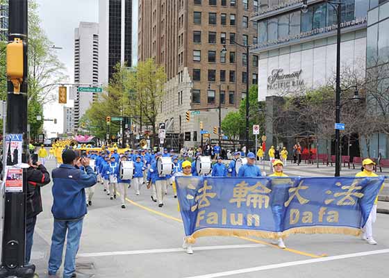 Image for article Vancouver, Canada : Des pratiquants ont organisé un défilé et un rassemblement pour célébrer la Journée mondiale du Falun Dafa