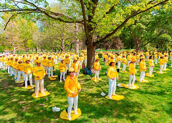 Image for article Toronto, Canada : Les activités organisées à l’occasion de la Journée du Falun Dafa attirent les passants, les pratiquants réfléchissent à leur cultivation