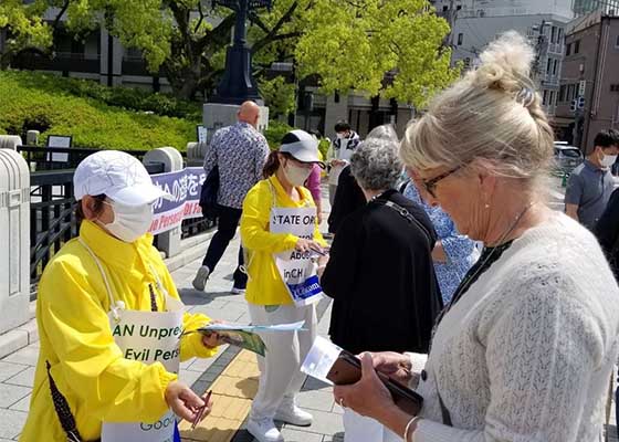 Image for article Japon : Les personnes se rendant au sommet du G7 à Hiroshima signent une pétition pour mettre fin à la persécution du Falun Dafa