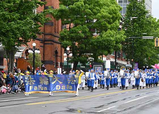 Image for article Victoria, Colombie-Britannique, Canada : Les pratiquants de Falun Dafa brillent lors du défilé de la fête de Victoria