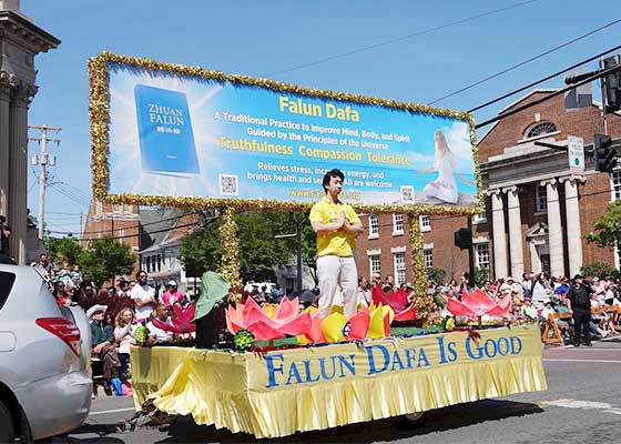 Image for article Winchester, Virginie, États-Unis : Les principes du Falun Dafa inspirent les spectateurs du défilé du festival des fleurs de pommier de Shenandoah