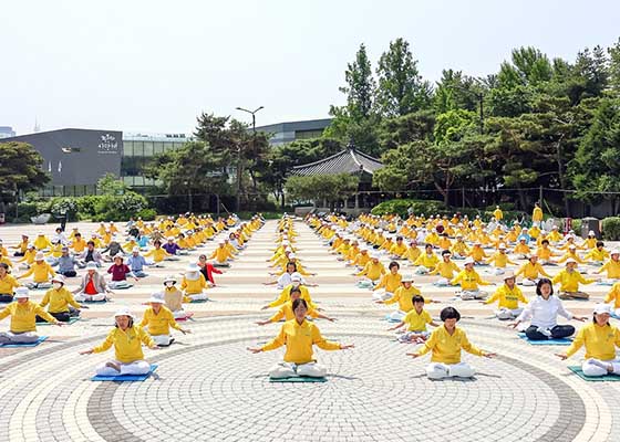 Image for article Corée du Sud : Les pratiquants de Falun Dafa célèbrent la Journée mondiale du Falun Dafa sur la place de la Maison‑Bleue à Séoul