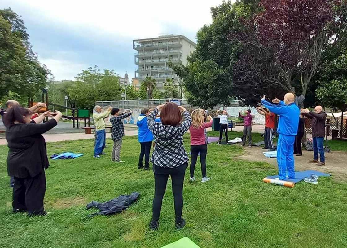 Image for article Italie : Partager les exercices de Falun Dafa après avoir vu Shen Yun
