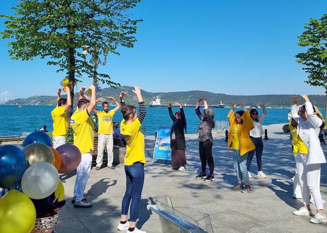 Image for article Istanbul et Mersin, Turquie : Les pratiquants célèbrent la Journée mondiale du Falun Dafa dans deux villes