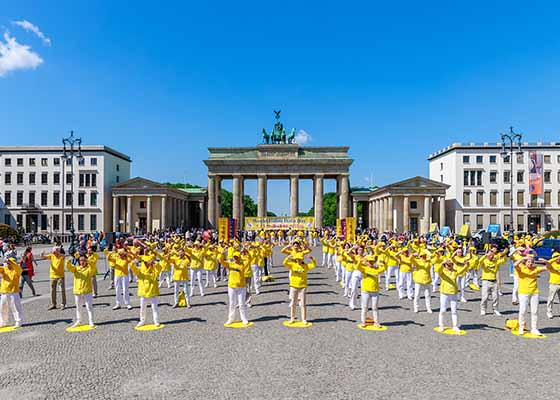 Image for article Le principe du Falun Dafa Authenticité-Bienveillance-Tolérance salué par le public à Berlin : « Des valeurs auxquelles il faut retourner »