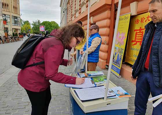 Image for article Brașov, Roumanie : Célébrer la Journée mondiale du Falun Dafa