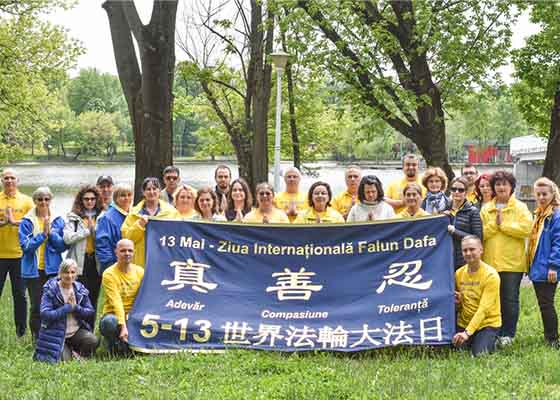 Image for article Roumanie : Des passants souhaitent apprendre le Falun Dafa à l’occasion de la Journée mondiale du Falun Dafa