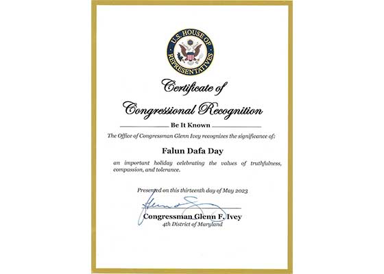 Image for article États-Unis : Un membre du Congrès délivre un certificat de reconnaissance du Congrès pour la Journée du Falun Dafa