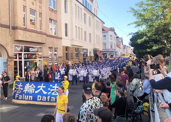 Image for article Bielefeld, Allemagne : Le Falun Dafa bien accueilli lors du Festival des cultures