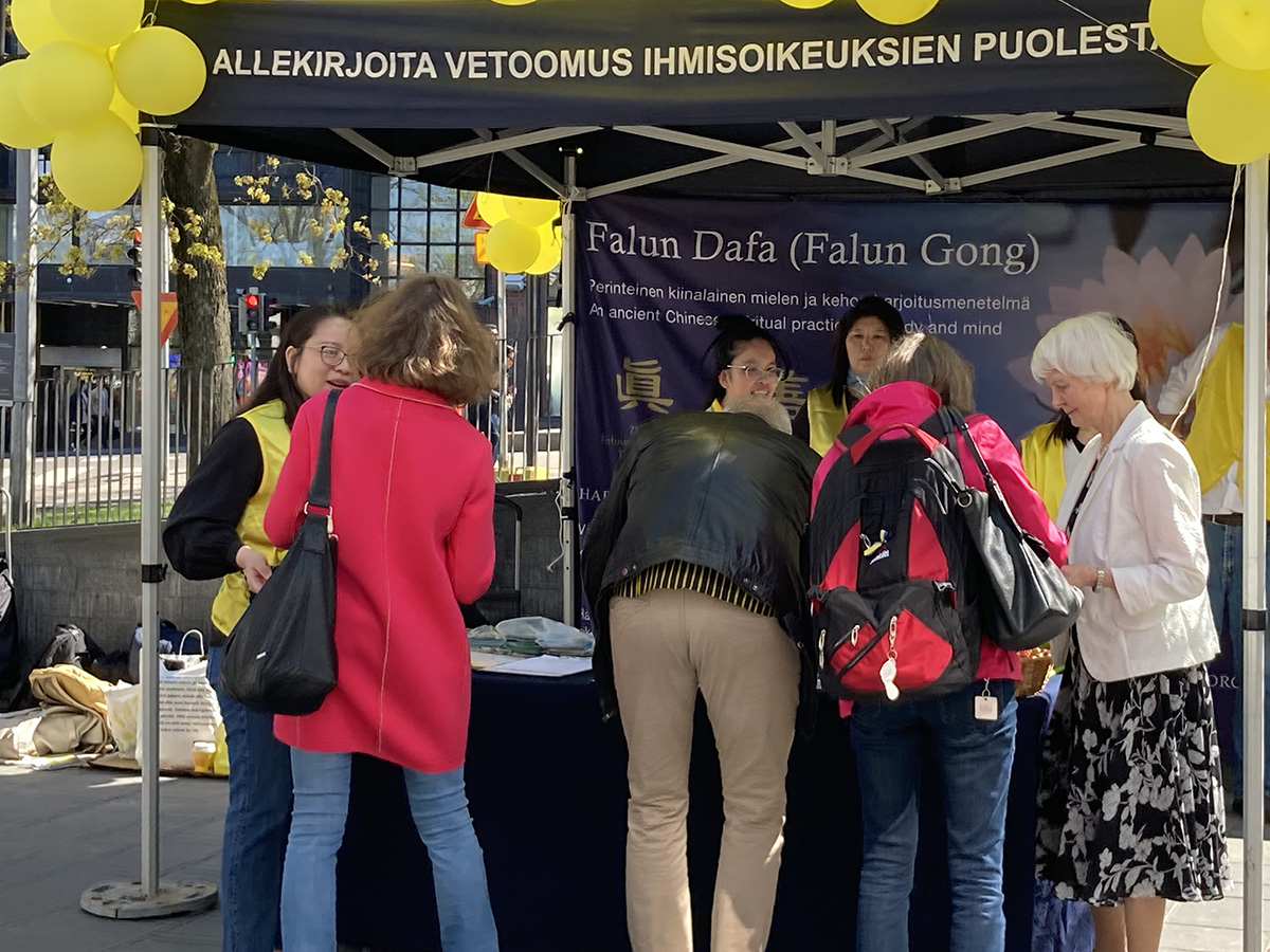 Image for article Finlande : Les habitants d'Helsinki manifestent leur soutien alors que les pratiquants célèbrent la Journée mondiale du Falun Dafa