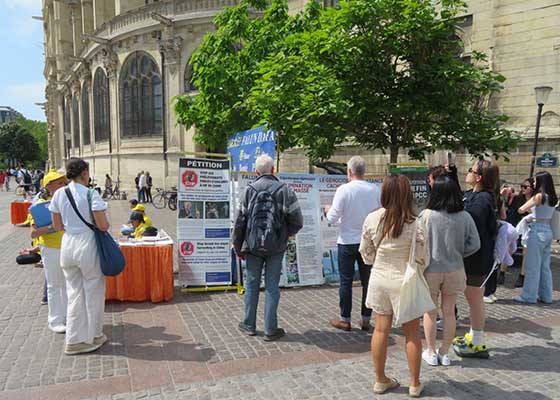 Image for article Paris, France : Des activités sensibilisent les gens à la persécution du Falun Gong