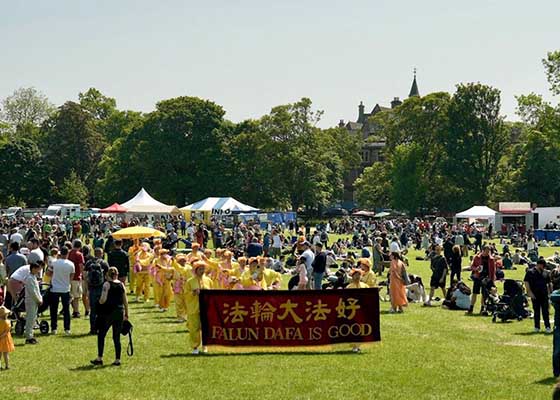 Image for article Écosse, Royaume-Uni : Les pratiquants de Falun Dafa invités au Festival Meadow d’Édimbourg