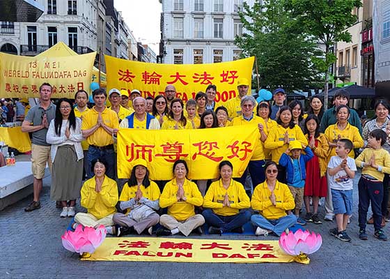 Image for article Lors de célébrations en Belgique, les gens font l’éloge du Falun Dafa
