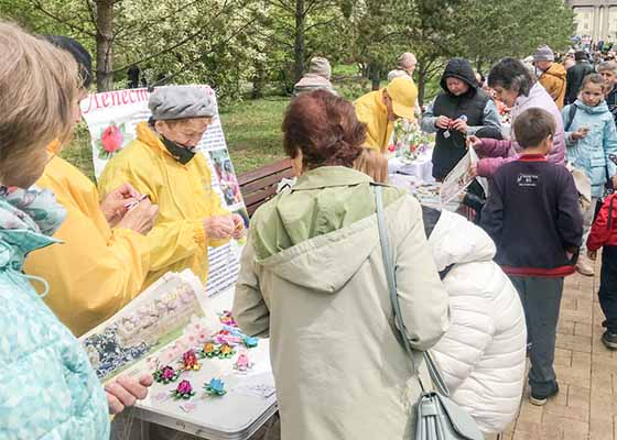 Image for article Angarsk, Russie : Les pratiquants présentent le Falun Dafa lors de la Journée de la ville