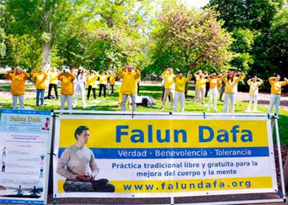 Image for article Madrid, Espagne : Les pratiquants remercient Maître Li pour sa compassion à l’occasion de la Journée mondiale du Falun Dafa
