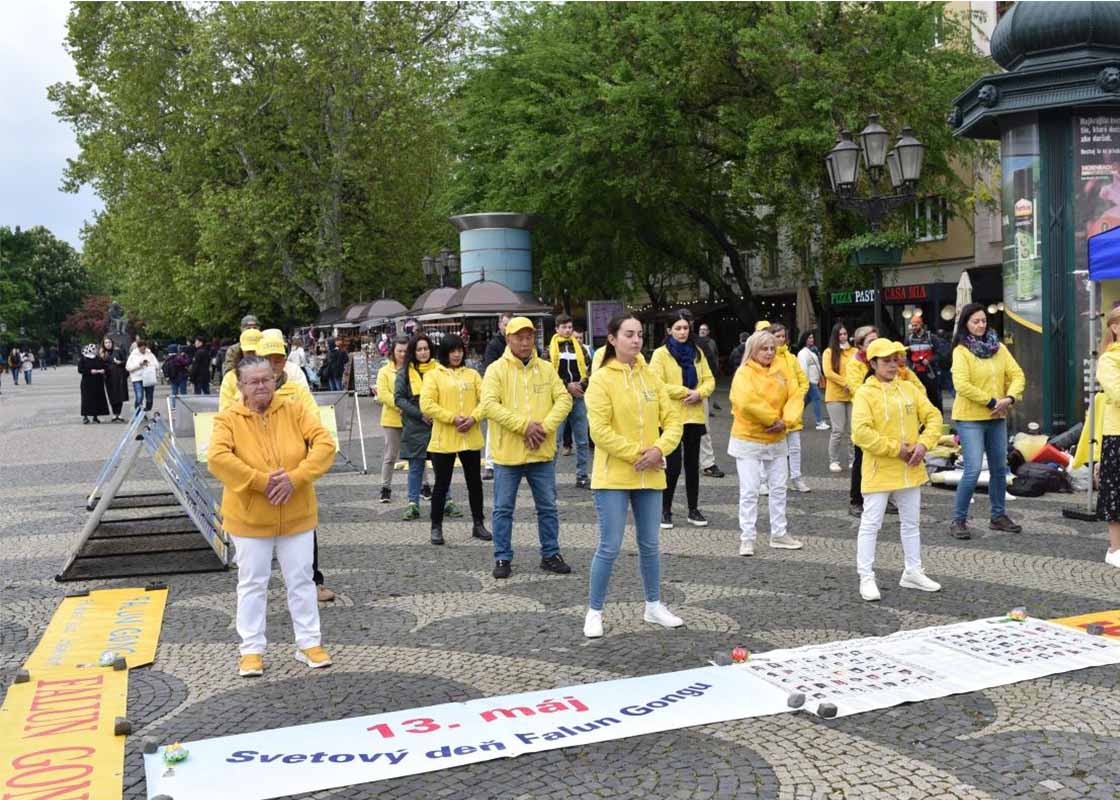 Image for article Lors d'un événement célébrant la Journée mondiale du Falun Dafa à Bratislava, un membre du Conseil national prend la parole et offre son soutien