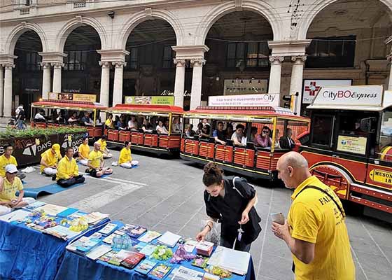 Image for article Bologne, Italie : Les gens soutiennent les pratiquants de Falun Dafa dans leurs efforts pour mettre fin à la persécution