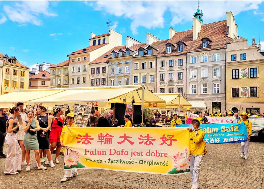 Image for article Pologne : Les pratiquants défilent pour célébrer la Journée mondiale du Falun Dafa et remercient le Maître