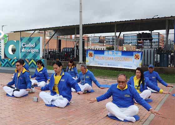 Image for article Colombie : Les gens découvrent le Falun Dafa lors d’une activité célébrant la Journée mondiale du Falun Dafa