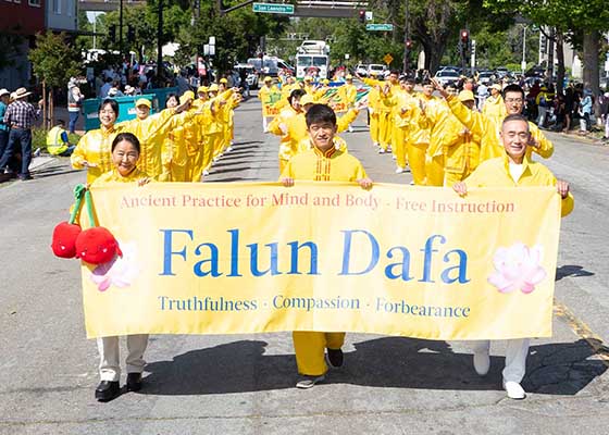 Image for article San Francisco : Le Falun Dafa chaleureusement accueilli au défilé de la Fête des cerisiers