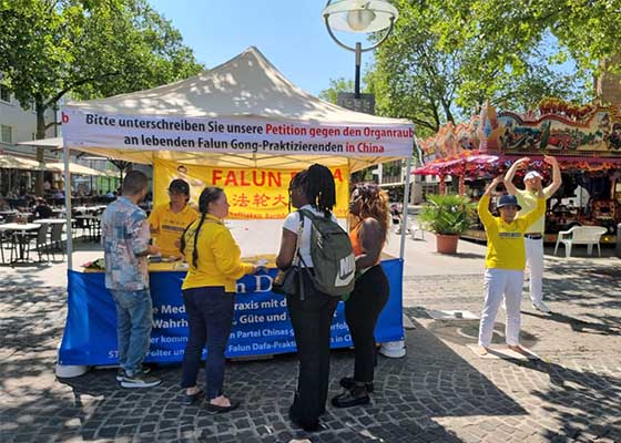 Image for article Rhénanie-du-Nord-Westphalie, Allemagne : Sensibilisation dans cinq villes à la persécution du Falun Gong