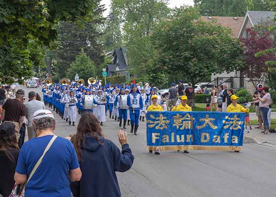 Image for article Toronto, Canada : Pendant les défilés des festivals, les pratiquants de Falun Dafa gagnent les cœurs
