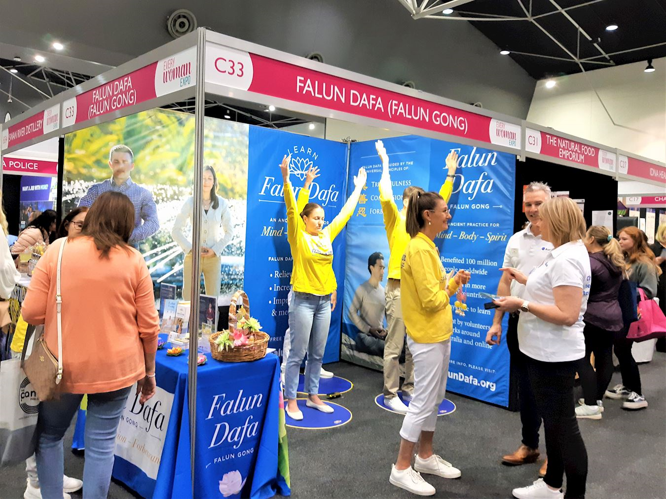 Image for article Perth, Australie : Des visiteurs de l’exposition sont impressionnés par l’« énergie éblouissante » du Falun Dafa