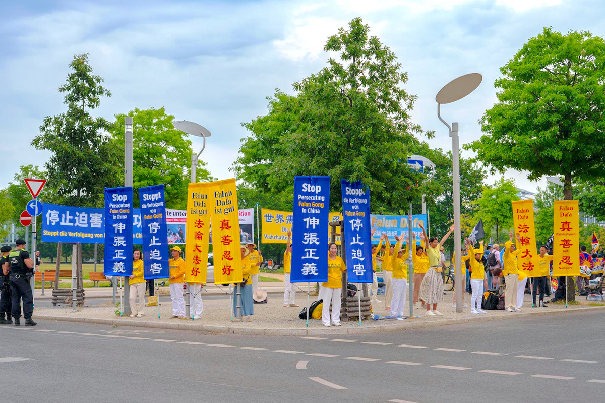 Image for article Allemagne : Des pratiquants dénoncent la persécution du Falun Dafa lors de la visite du Premier ministre du PCC