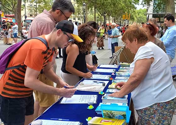 Image for article Barcelone, Espagne : Habitants et touristes signent une pétition pour mettre fin à la persécution du Falun Dafa en Chine