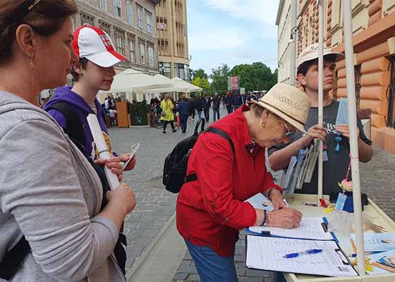 Image for article Brașov, Roumanie : Habitants et touristes signent pour que cesse la persécution en Chine