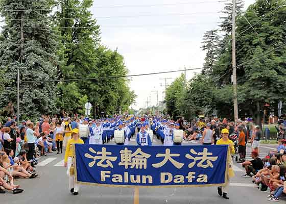 Image for article Salaberry-de-Valleyfield, Canada : Les gens habitant la région expriment leur intérêt pour le Falun Dafa lors du défilé de la Fête nationale du Québec