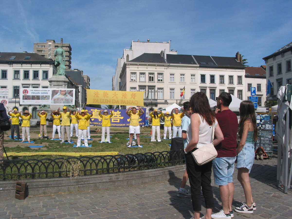 Image for article Belgique : Un rassemblement près du Parlement européen appelle les députés à contribuer à mettre fin à la persécution du Falun Dafa