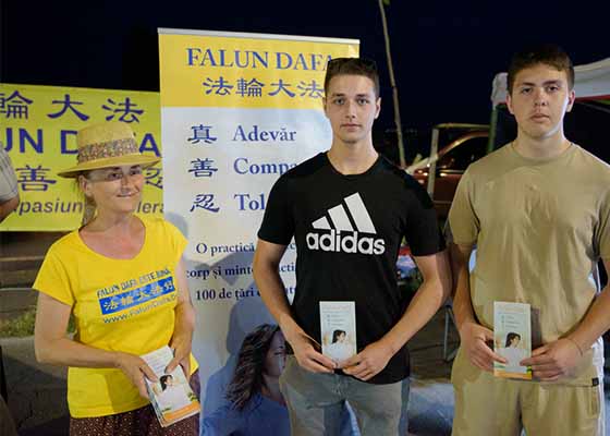 Image for article Galati, Roumanie : Le principe du Falun Dafa suscite de l’intérêt chez les jeunes