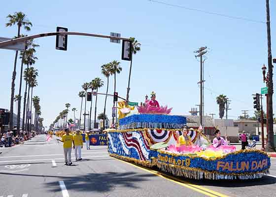 Image for article Californie du Sud : Le contingent du Falun Dafa impressionne le public lors du défilé du Jour de l’Indépendance à Oceanside