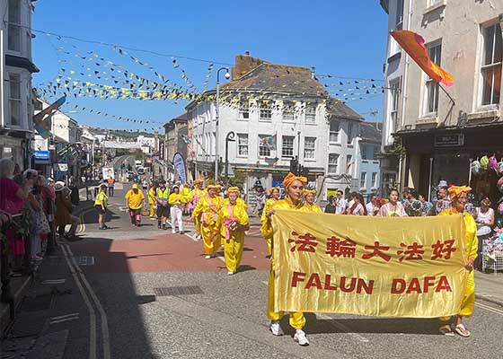 Image for article Penzance, Royaume-Uni : La troupe de tambourins de ceinture du Falun Dafa participe au défilé du festival