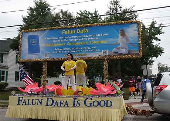 Image for article Maryland, États-Unis : Les gens font l’éloge du Falun Dafa lors du défilé du Jour de l’indépendance à Laurel