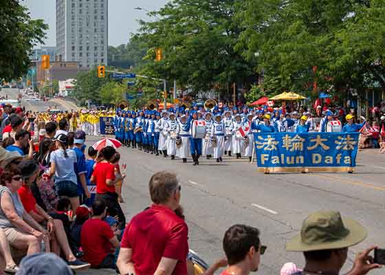 Image for article Canada : Le Falun Dafa bien accueilli lors du défilé de la fête du Canada à Mississauga