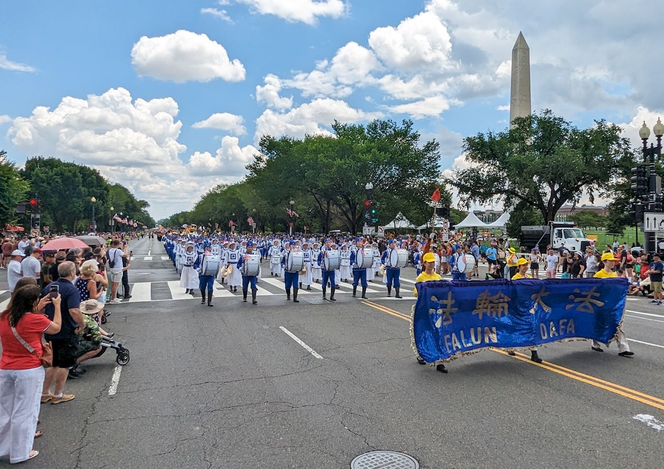 Image for article Washington D.C. : Les spectateurs font l’éloge du groupe du Falun Dafa lors du défilé national du Jour de l’Indépendance