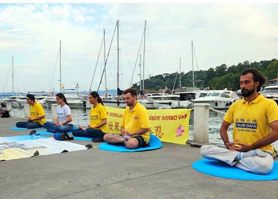 Image for article Des habitants d’Istamboul font l’éloge du principe Authenticité-Bienveillance-Tolérance du Falun Dafa