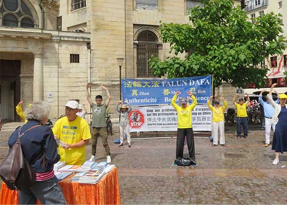 Image for article Un étudiant universitaire à Paris : Merci de nous avoir fait connaître le Falun Dafa