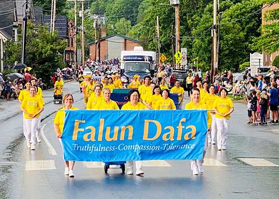 Image for article Vermont, États-Unis : Le Falun Dafa est chaleureusement accueilli lors du défilé de la Fête de l’Indépendance