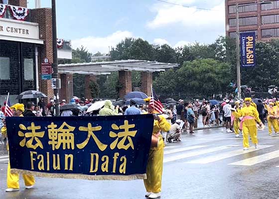 Image for article Pennsylvanie, États-Unis : Le Falun Dafa chaleureusement accueilli lors de la célébration du Jour de l’Indépendance à Philadelphie