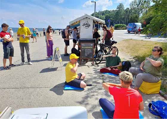 Image for article Pologne : Découvrir le Falun Dafa lors d’un pique-nique organisé dans la ville de Gydnia au bord de la mer baltique