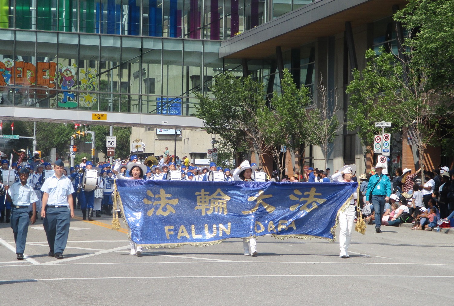 Image for article Canada : Les spectateurs apprécient la présence du Falun Dafa dans le défilé du Stampede de Calgary