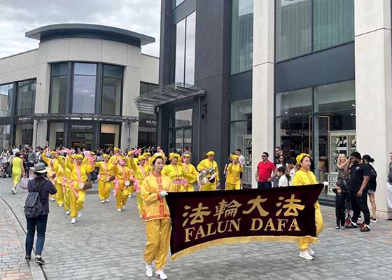 Image for article Royaume-Uni : Les pratiquants de Falun Dafa reçoivent des éloges au défilé du carnaval de Chelmsford