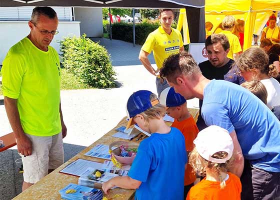 Image for article Autriche : Les pratiquants sont chaleureusement accueillis alors qu’ils présentent le Falun Dafa sur les rives du lac de Constance