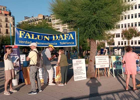 Image for article Espagne : Le public s’informe sur le Falun Dafa et la persécution lors d’une activité à Saint-Sébastien