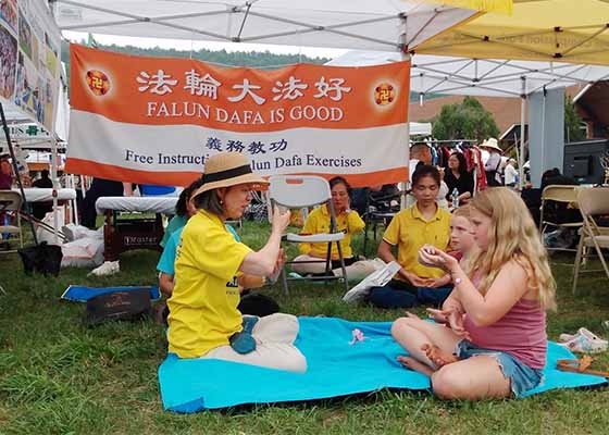 Image for article New York : Des habitants du nord de l’État apprennent le Falun Gong lors de la célébration de la fête de l’Indépendance