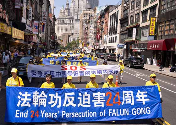 Image for article New York : Un grand défilé dans le Chinatown de Manhattan pour sensibiliser les gens aux 24 années de persécution par le PCC
